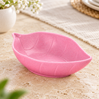 Platitos individuales en forma de hoja magenta en ambiente de hogar — Vendalia