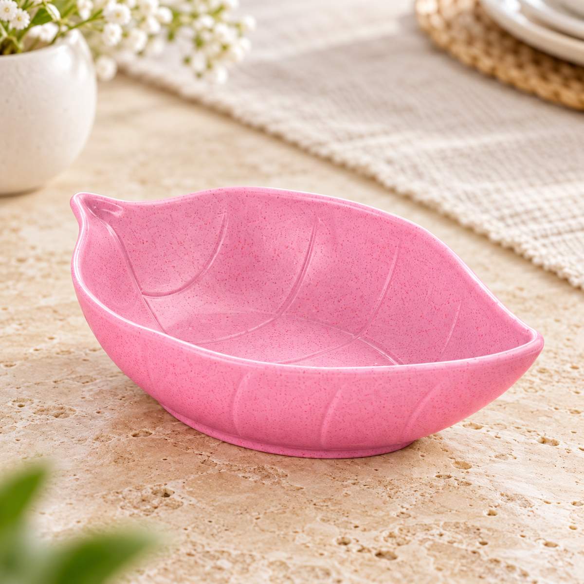 Platitos individuales en forma de hoja magenta en ambiente de hogar — Vendalia