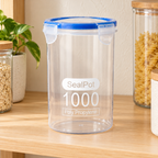 Recipiente Hermético Transparente 700 ml — vista ambientada. La inscripción del envase difiere de la capacidad anunciada; capacidad exacta pendiente de confirmación. Alimentos no incluidos.