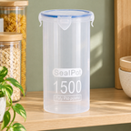 Recipiente Hermético Transparente 900 ml — vista ambientada. La inscripción del envase difiere de la capacidad anunciada; capacidad exacta pendiente de confirmación. Alimentos no incluidos.
