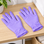 Guantes Desechables Multiusos de látex, Lila Talla M · Paquete de 60 piezas en ambiente de hogar — Vendalia. La fotografía muestra dos guantes como ejemplo. La presentación contiene 60 piezas.