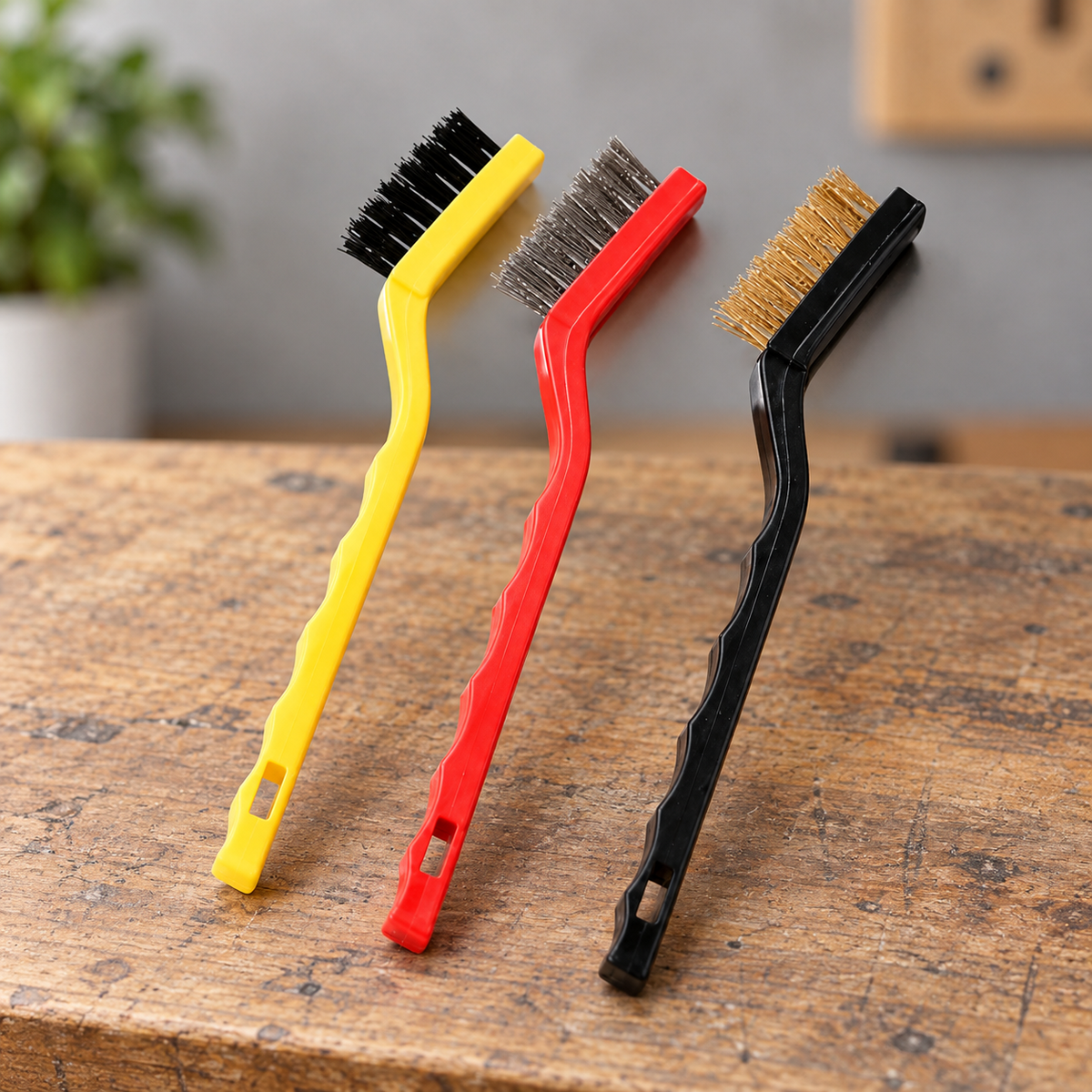 Cepillo Manual Multiusos de Plástico con 3 tipos de Cerdas en ambiente de hogar — Vendalia