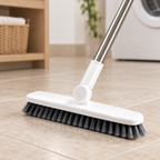 Cepillo limpiador de pisos en ambiente de hogar — Vendalia