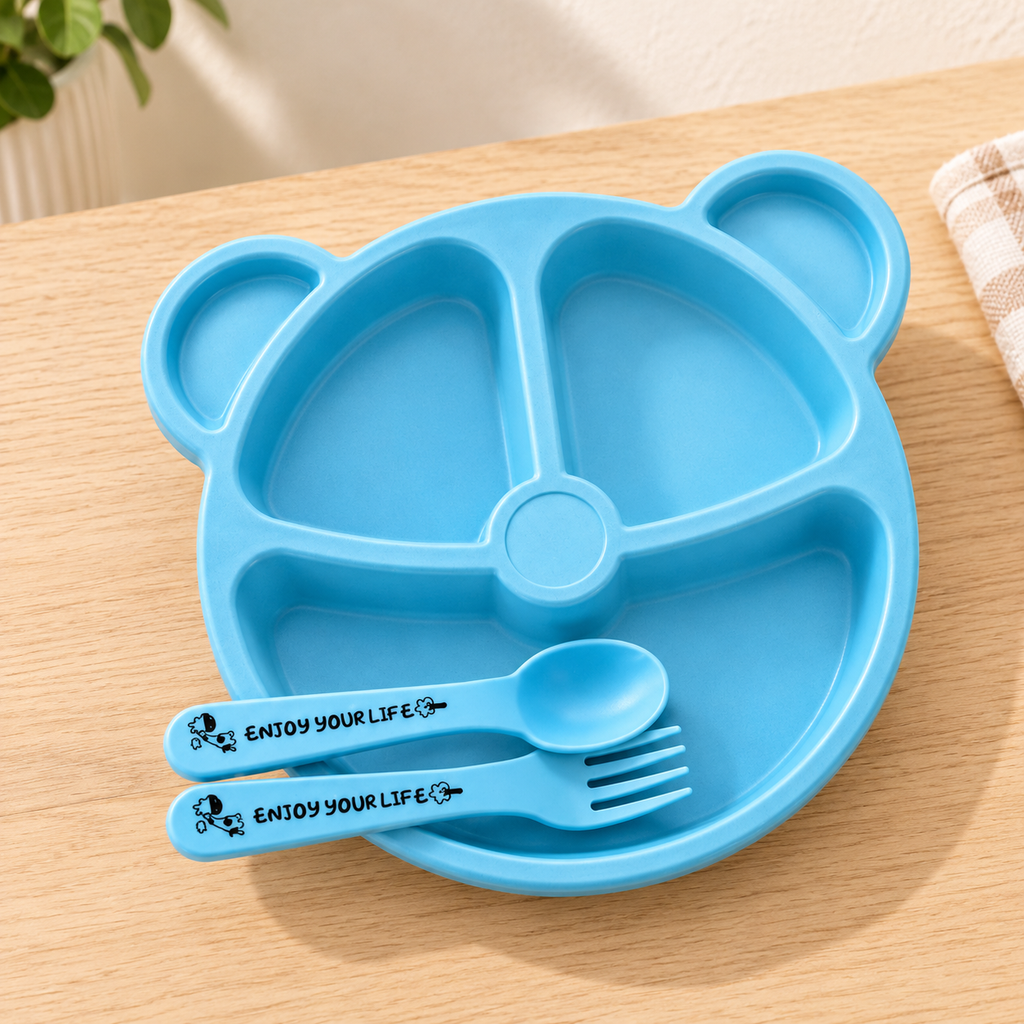 Plato Infantil con Divisiones, Cuchara y Tenedor en ambiente de hogar — Vendalia