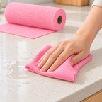 Toalla rosa de microfibra limpiando una superficie