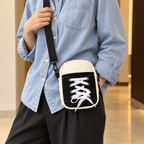 Bolso infantil negro con diseño de tenis — vista de uso y detalle
