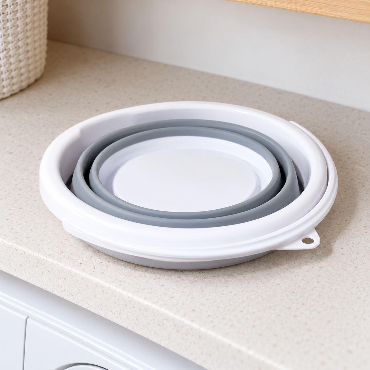 Cubeta chica gris con blanco completamente plegada