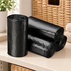 Paq de 5 rollos de bolsas de basura de plástico en rollo de 60×80 cm en ambiente de hogar — Vendalia. La fotografía muestra una selección de rollos; la presentación de venta es el paquete de 5 rollos, con 15 bolsas de 60 × 80 cm por rollo.