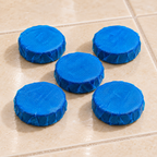 Detalle de las cinco pastillas azules envueltas