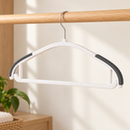 Gancho Antideslizante para Ropa · Paquete de 10 piezas en ambiente de hogar — Vendalia. La fotografía muestra un gancho de ejemplo del paquete de 10.