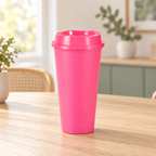Vasos con tapa de 16 oz en colores · Paquete de 10 piezas · fotografía ambientada de Vendalia · SKU 53911
