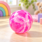 Pelota Saltarina Multicolor Surtida · Paquete de 10 piezas en ambiente de hogar — Vendalia. La fotografía muestra el detalle de una pieza; la presentación de venta es el paquete de 10 piezas. Los colores y diseños se envían surtidos al azar según disponibilidad.