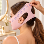 Máscara facial rosa con motivos morados — Detalle del ajuste — SKU 54100