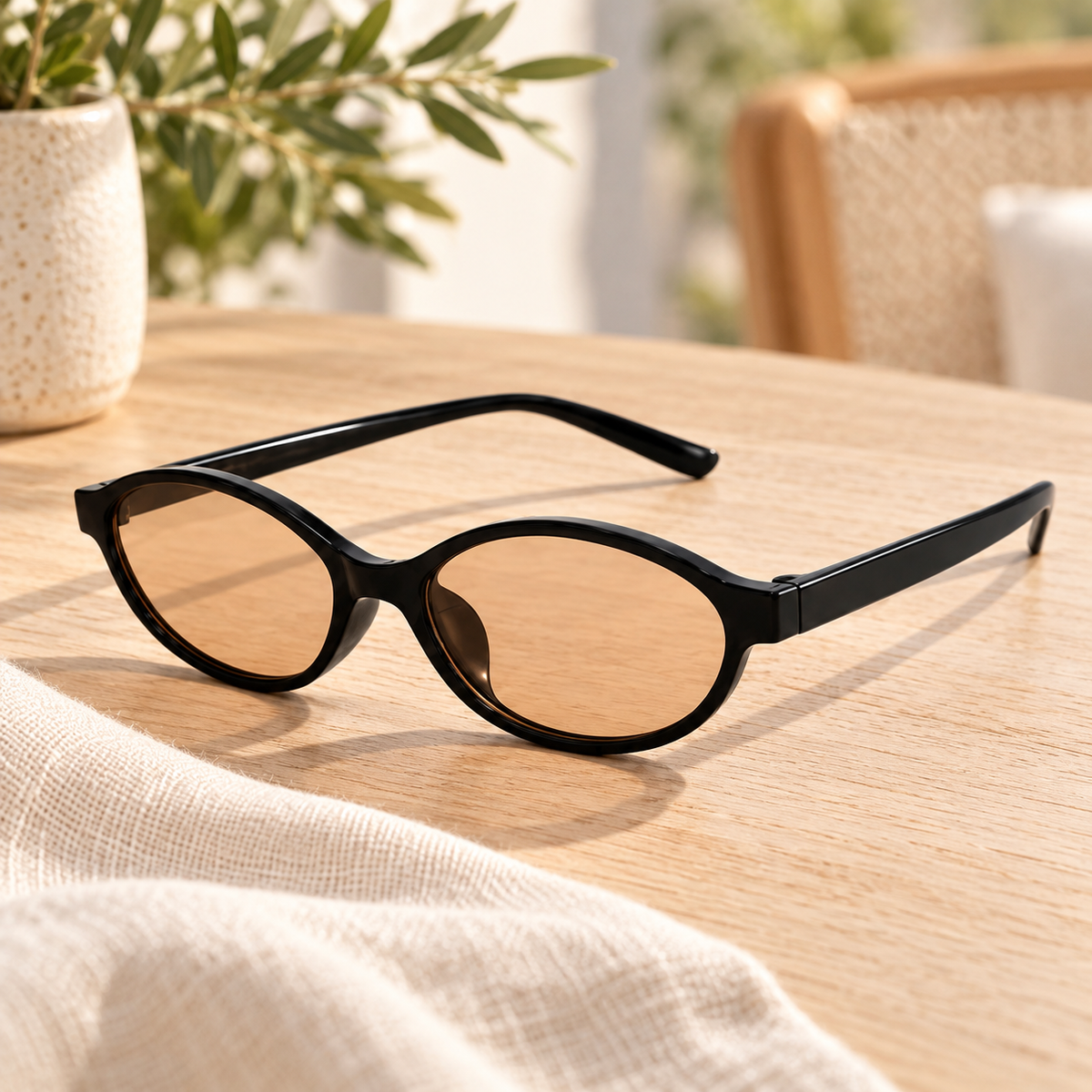 Lentes de Sol Negros con Mica Champagne en ambiente de hogar — Vendalia