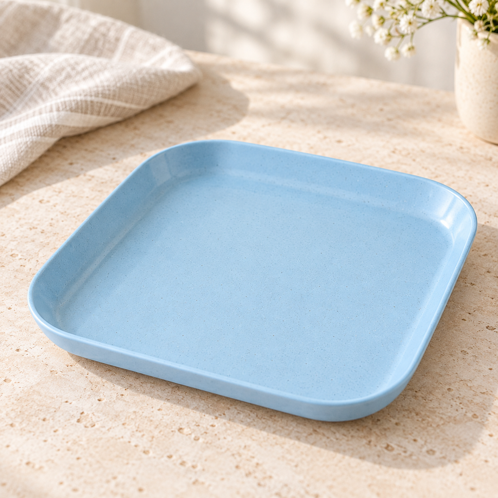 Plato Cuadrado Multiusos 13.5 x 14 cm Azul en ambiente de hogar — Vendalia