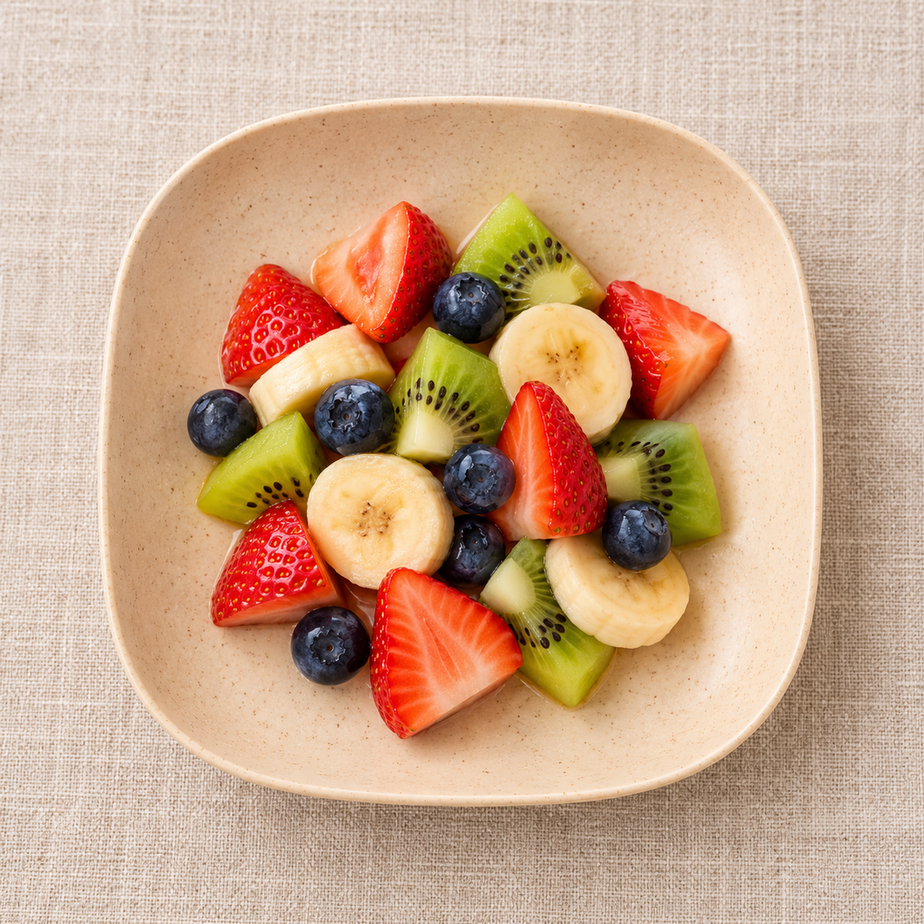 Plato cuadrado beige — vista de uso; alimentos no incluidos