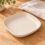 Plato Cuadrado Multiusos 13.5 cm Beige en ambiente de hogar — Vendalia