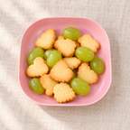 Plato cuadrado rosa — vista de uso; alimentos no incluidos