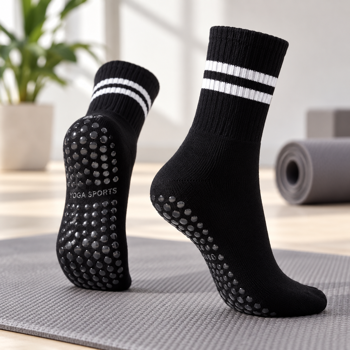 Calcetines de yoga antideslizantes con rayas — Negro con blanco — SKU 54191