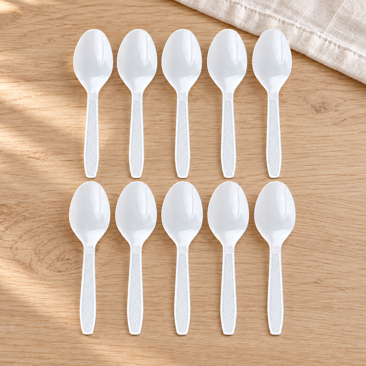 Cucharas desechables de plástico 10 piezas en ambiente de hogar — Vendalia
