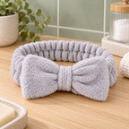 Diadema toalla con moño (spa/lavado cara) gris en ambiente de hogar — Vendalia