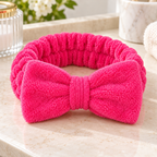 Diadema toalla con moño (spa/lavado cara) fiusha en ambiente de hogar — Vendalia