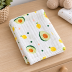 Pañuelos para Bebé de Algodón Diseño Surtido en ambiente de hogar — Vendalia. La fotografía muestra un ejemplo de estampado; el diseño se surte según disponibilidad del proveedor.