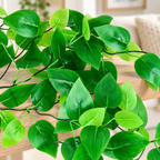 Planta Artificial Colgante Verde 60CM/3 brazos en ambiente de hogar — Vendalia. La fotografía muestra un acercamiento al follaje. La presentación corresponde a una planta artificial de 60 cm con 3 brazos.