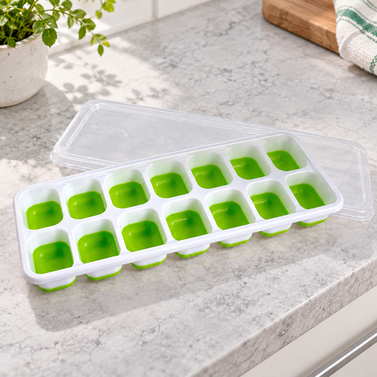 Cubitera con Tapa y Base de Silicón 14 Cubos Verde en ambiente de hogar — Vendalia
